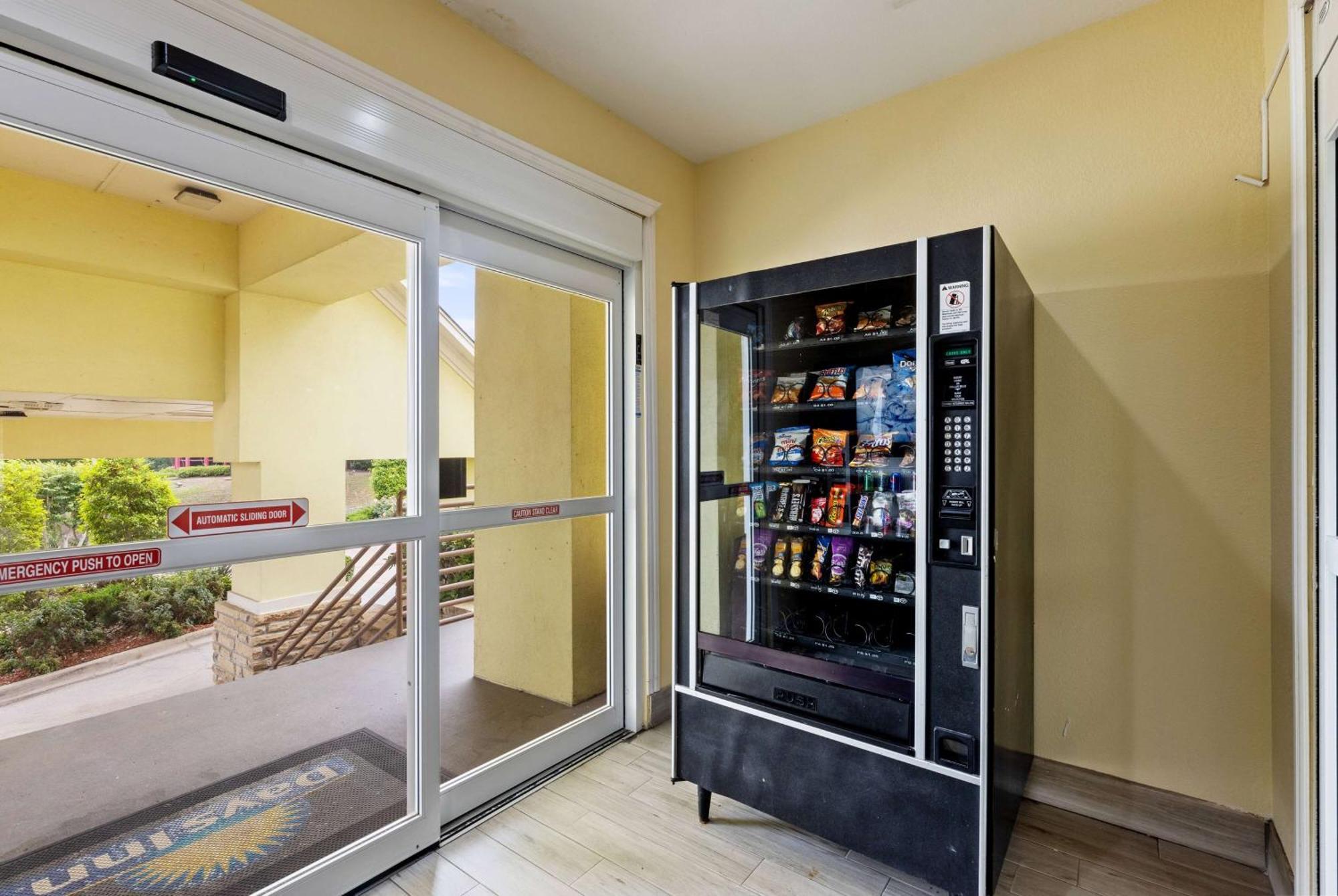 Days Inn & Suites By Wyndham Dfw Airport South-Euless Eksteriør bilde